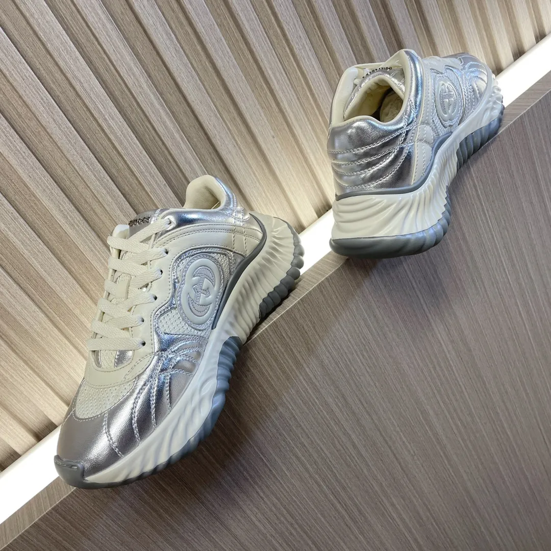 👟👟Ex-factory price 700👟👟 - the latest wave shoes; dad shoes; sports shoes; couple series... Gucci Ripple series sports shoes are made with innovative stitching technology, leather design with three-dimensional interlocking double G leather logo and Gucci letter metal logo embellishment, 3-color combination suction mold technology wavy outsole (soft/shock-absorbing/strong rebound) Original imported sheepskin ➕Original imported sheepskin lining ➕Original open-molded TPU suction mold 3-color outsole (sole thickness 5CM) Women's model 35-40 /